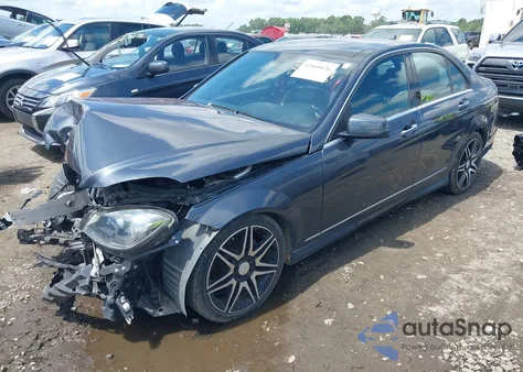 2013 Mercedes-Benz C 250 Luxury/Sport z USA, uszkodzony, nr VIN WDDGF4HB9DR261323